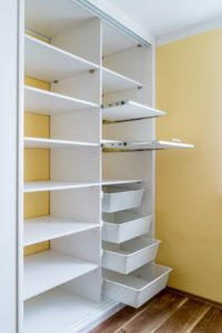 Vestavěná skříň s výsuvnými koši a poličkami