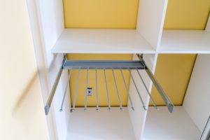 Výsuvný organizér na kalhoty