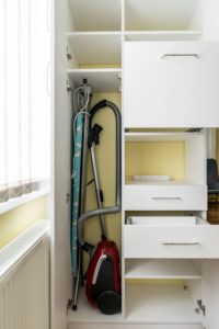 Kuchyňská skříň s prostorem na mikrovlnku