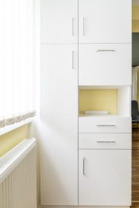 Kuchyňská skříň s prostorem na mikrovlnku