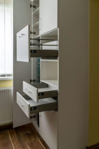 Kuchyňská skříň s prostorem na mikrovlnku