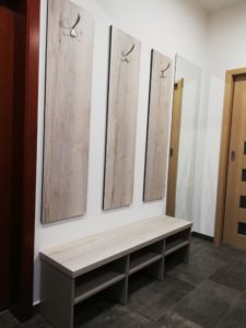 Šatna v předsíni