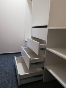 Kuchyňská skříň s prostorem na mikrovlnku