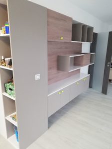 Dětský pokojík s poličkami