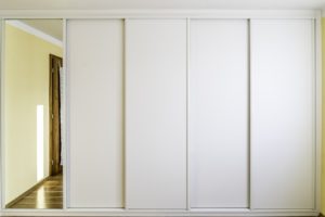 Vestavěná skříň přes celou šířku pokoje