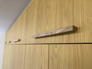 Skříň na míru v přírodním dekoru