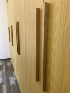 Skříň na míru v přírodním dekoru