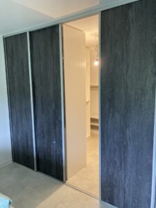 Šatna maskovaná jako vestavěná skříň