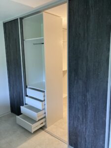 Šatna maskovaná jako vestavěná skříň