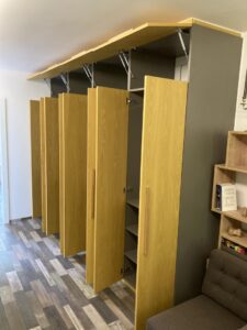 Skříň na míru v přírodním dekoru