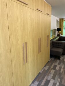 Skříň na míru v přírodním dekoru